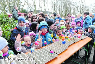 Warten auf die Preisverleihung: Zahlreiche Kinder aus Heidenoldendorf hatten sich wieder am traditionellen Ostereiermalwettbewerb beteiligt. Lippe Aktuell20180407 Ostern